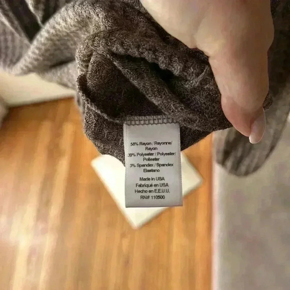 Size M Laila Jayde Drawstring 3/4 length sleeve top - Picture 5 of 5